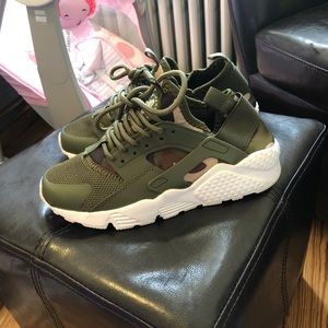 Women’s Huarache Run Print (Camo) Fashion Sneaker